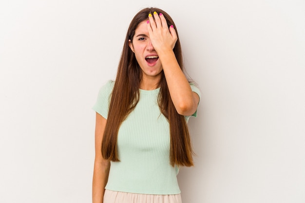 Jeune femme caucasienne isolée sur fond blanc oubliant quelque chose, frappant le front avec la paume et fermant les yeux.