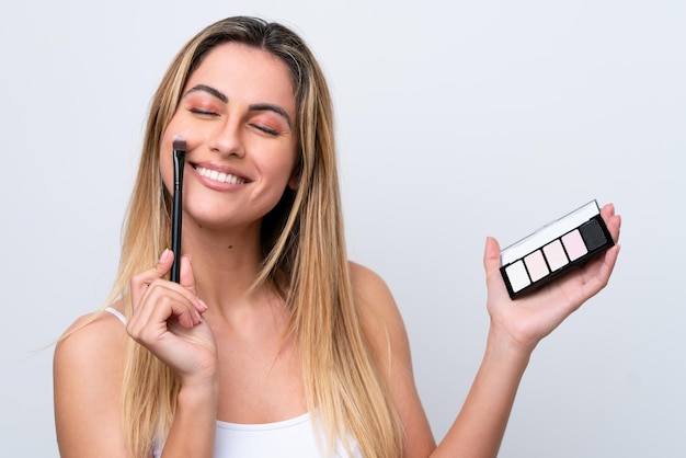 Jeune Femme Caucasienne Isolée Sur Fond Blanc Avec Palette De Maquillage Et Heureux