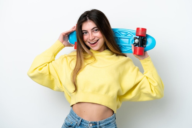 Jeune femme caucasienne isolée sur fond blanc avec un patin