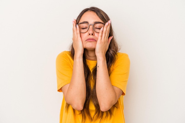 Jeune femme caucasienne isolée sur fond blanc pleurnicher et pleurer tristement.