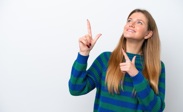 Jeune femme caucasienne isolée sur fond blanc pointant avec l'index une excellente idée