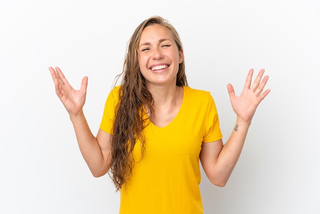 Jeune femme caucasienne isolée sur fond blanc souriant beaucoup