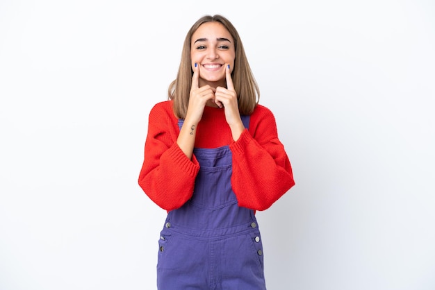 Jeune femme caucasienne isolée sur fond blanc souriant avec une expression heureuse et agréable