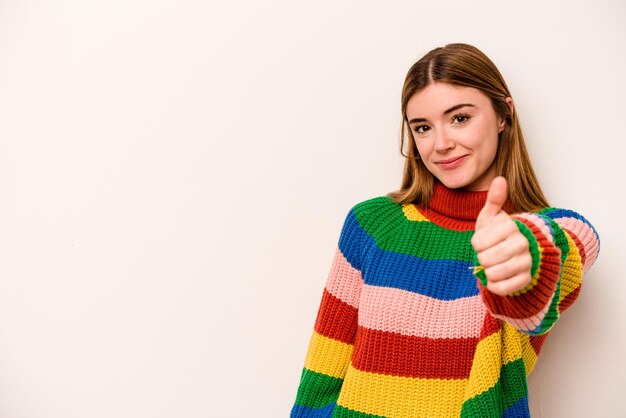 Jeune femme caucasienne isolée sur fond blanc souriant et levant le pouce vers le haut