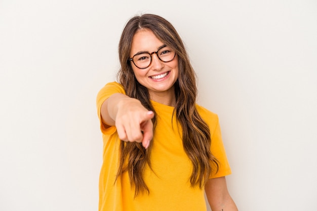 Jeune femme caucasienne isolée sur fond blanc sourires joyeux pointant vers l'avant.