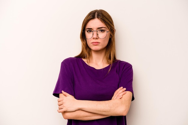 Jeune femme caucasienne isolée sur fond blanc suspecte incertaine vous examinant