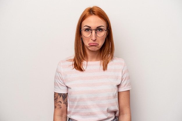 Jeune femme caucasienne isolée sur fond blanc triste visage sérieux se sentant misérable et mécontent