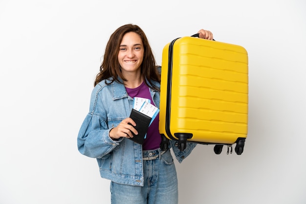 Jeune femme caucasienne isolée sur fond blanc en vacances avec valise et passeport