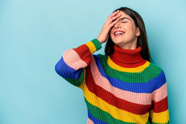 Jeune femme caucasienne isolée sur fond bleu rire heureux émotion naturelle insouciante