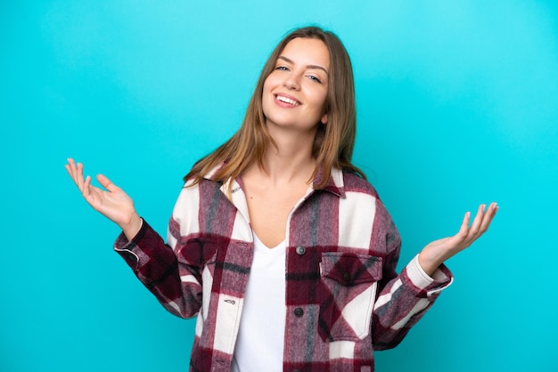 Jeune femme caucasienne isolée sur fond bleu souriant beaucoup