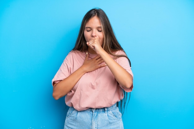 Jeune femme caucasienne isolée sur fond bleu toussant beaucoup