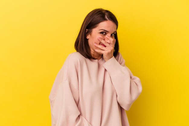 Jeune femme caucasienne isolée sur fond jaune effrayée et effrayée