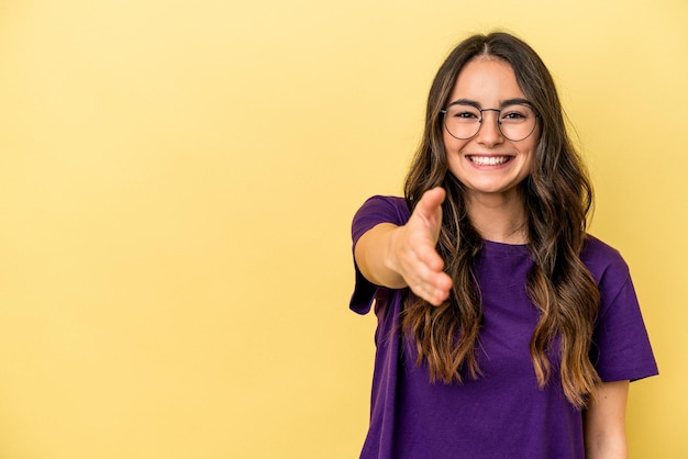 Jeune femme caucasienne isolée sur fond jaune souriant et levant le pouce vers le haut