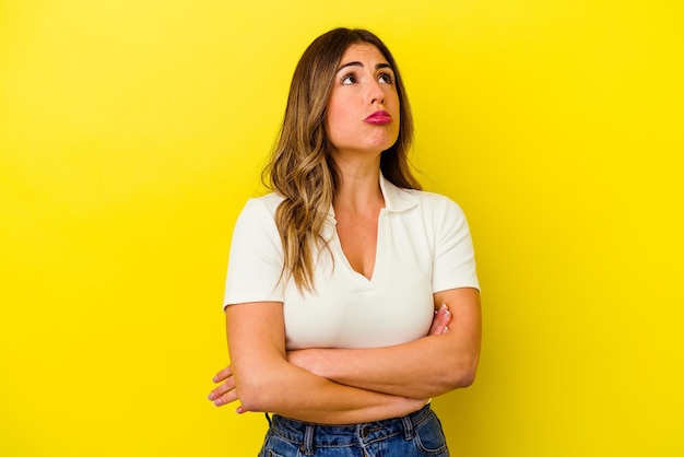 Jeune femme caucasienne isolée sur fond jaune