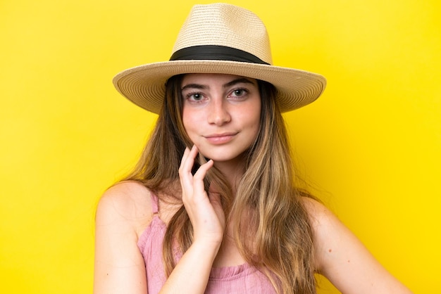 Jeune femme caucasienne isolée sur fond jaune