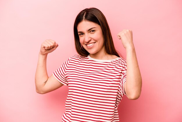 Jeune femme caucasienne isolée sur fond rose acclamant le concept de victoire insouciant et excité