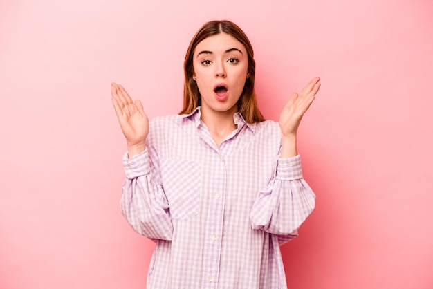 Jeune femme caucasienne isolée sur fond rose ayant un concept d'inspiration idée