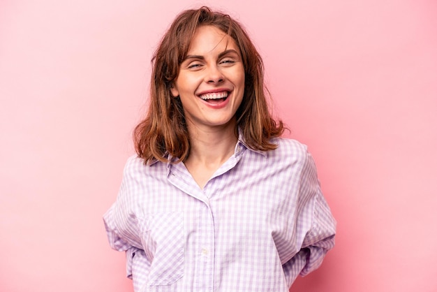 Jeune femme caucasienne isolée sur fond rose heureuse souriante et joyeuse