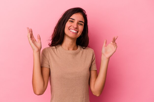 Jeune femme caucasienne isolée sur fond rose joyeux riant beaucoup. Notion de bonheur.