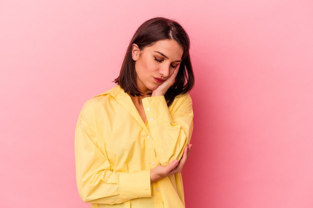 Jeune femme caucasienne isolée sur fond rose qui s'ennuie, est fatiguée et a besoin d'une journée de détente.