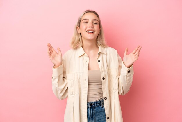 Jeune femme caucasienne isolée sur fond rose souriant beaucoup