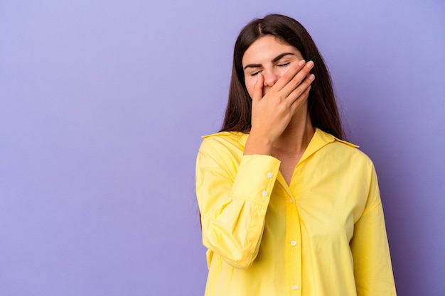 Jeune femme caucasienne isolée sur fond violet en riant émotion heureuse, insouciante et naturelle.