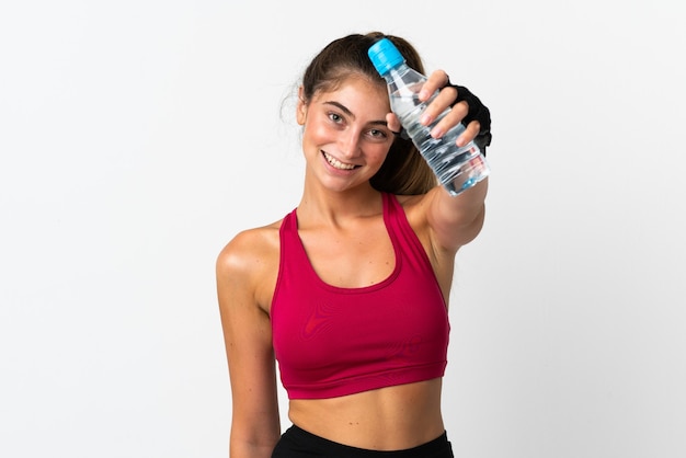 Jeune femme caucasienne isolée sur un mur blanc avec une bouteille d'eau de sport