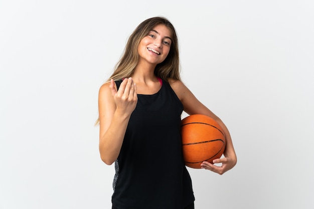 Jeune femme caucasienne isolée sur un mur blanc jouant au basket et faisant le geste à venir