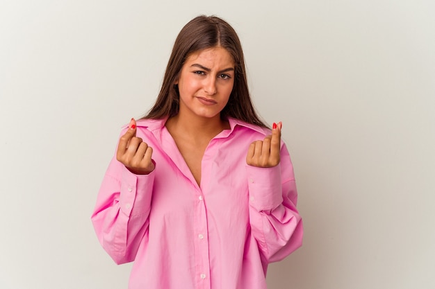 Jeune femme caucasienne isolée sur un mur blanc montrant qu'elle n'a pas d'argent.