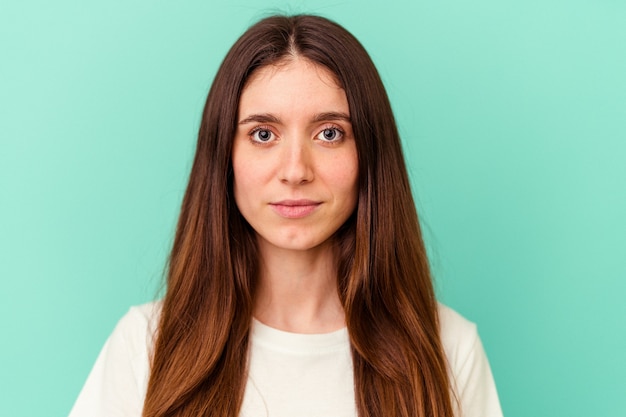 Jeune femme caucasienne isolée sur mur bleu