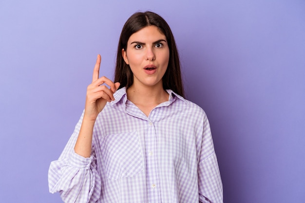 Jeune femme caucasienne isolée sur mur violet ayant une excellente idée, concept de créativité.