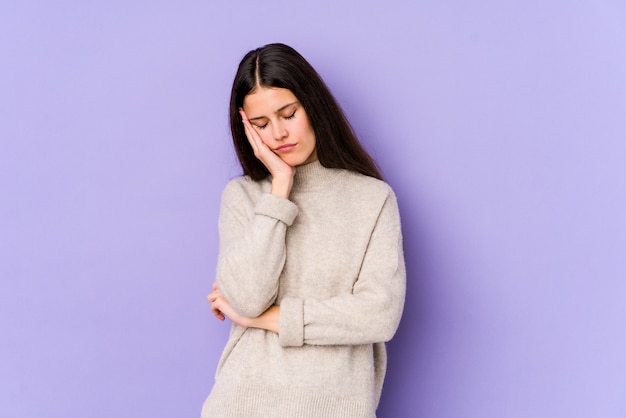 Jeune femme caucasienne isolée sur mur violet qui s'ennuie, fatiguée et a besoin d'une journée de détente.