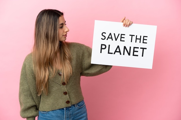 Jeune femme caucasienne isolée tenant une pancarte avec texte Save the Planet