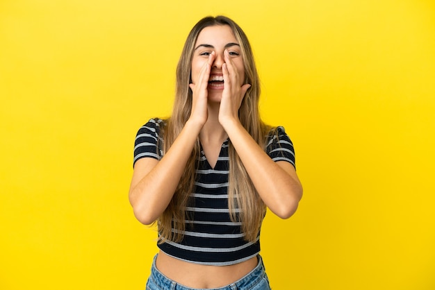 Jeune femme caucasienne isolée