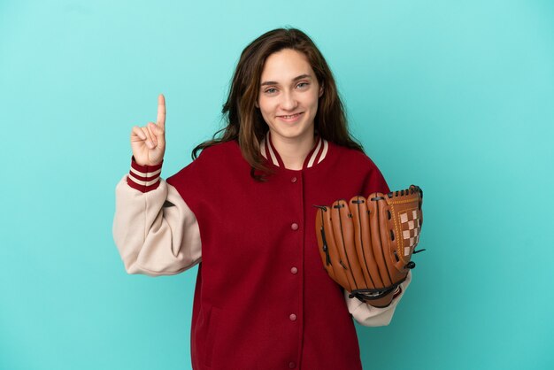 Jeune femme caucasienne jouant au baseball isolé sur fond bleu pointant vers une excellente idée