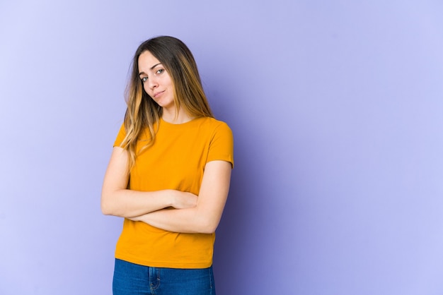 Jeune femme caucasienne malheureuse à la recherche avec une expression sarcastique.