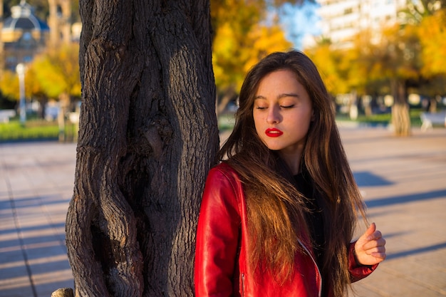 Jeune femme caucasienne marchant dans un parc