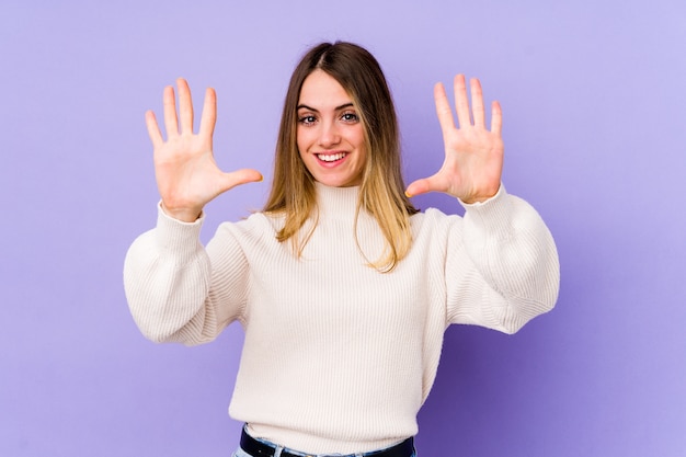 Jeune femme caucasienne montrant le numéro dix avec les mains.