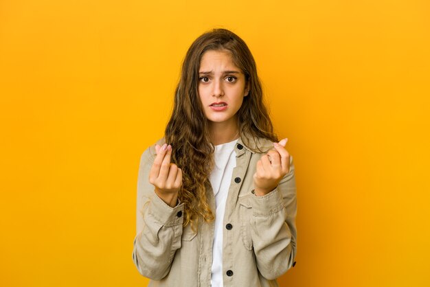 Jeune femme caucasienne montrant qu'elle n'a pas d'argent.