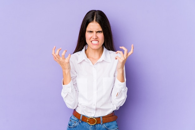 Jeune Femme Caucasienne Sur Mur Violet Bouleversé Crier Avec Les Mains Tendues.