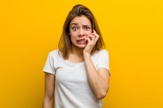 Jeune femme caucasienne naturelle se ronger les ongles, nerveuse et très anxieuse.