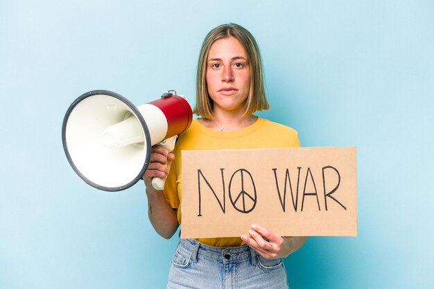 Jeune femme caucasienne ne tenant aucune pancarte de guerre isolée sur fond bleu