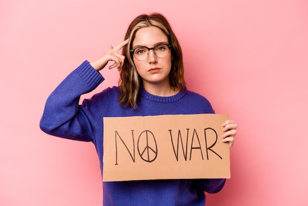 Jeune femme caucasienne ne tenant aucune pancarte de guerre isolée sur fond rose