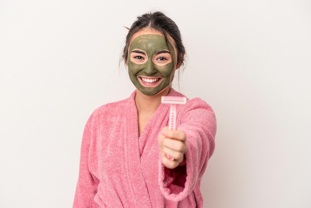 Jeune femme caucasienne portant un masque facial a été isolée sur fond blanc