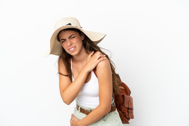 Jeune femme caucasienne portant une Pamela en vacances d'été isolée sur fond blanc souffrant de douleurs à l'épaule pour avoir fait un effort