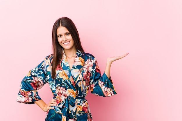 Jeune femme caucasienne portant un pyjama kimono