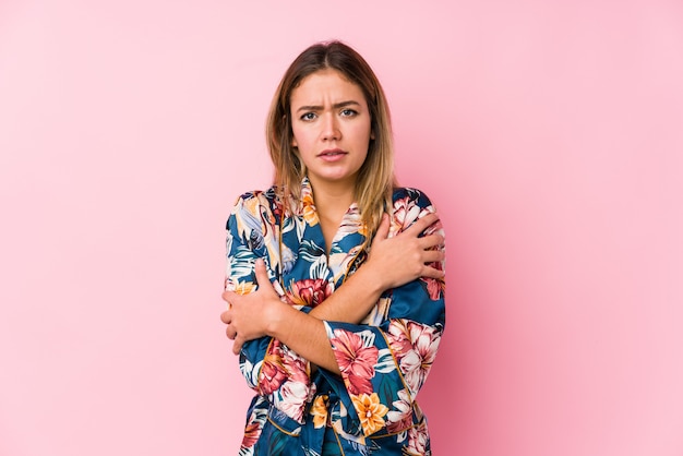 Jeune Femme Caucasienne Portant Un Pyjama Qui Devient Froid En Raison D'une Basse Température Ou D'une Maladie.