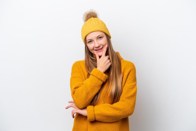 Jeune femme caucasienne portant une veste d'hiver isolée sur fond blanc souriant