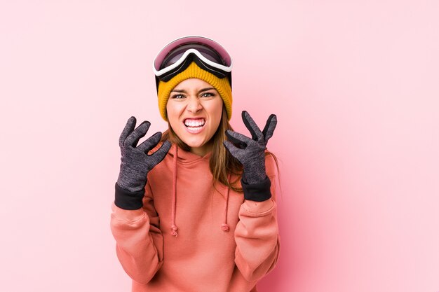 Photo jeune femme caucasienne portant un vêtement de ski isolé bouleversé crier avec les mains tendues.