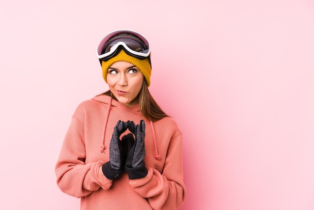 Jeune femme caucasienne portant un vêtement de ski isolé faisant plan à l'esprit, la mise en place d'une idée.